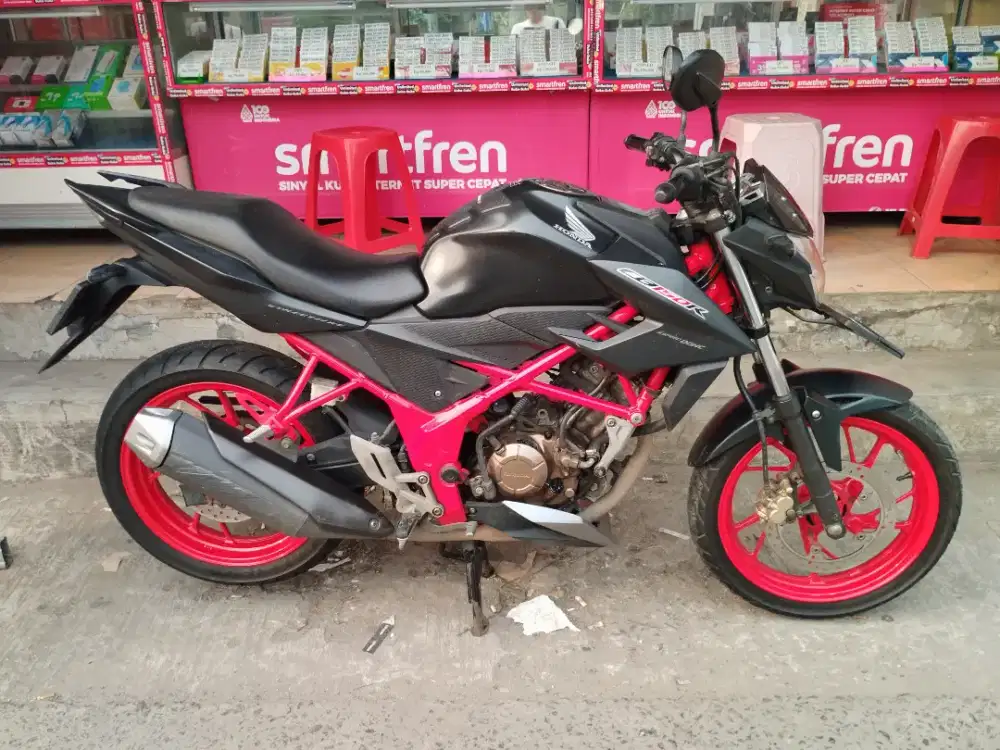 Honda CB150R tahun 2016 full orisinil body mulus surat lengkap