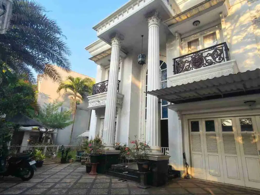 rumah mewah dengan kolam renang di Raffles hiils Cibubur