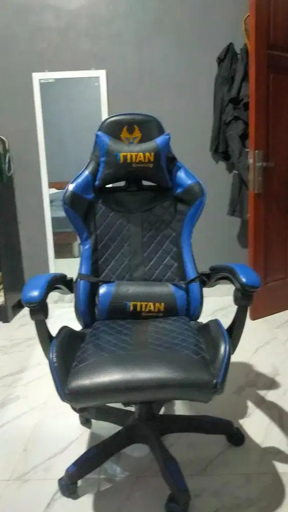Kursi dan meja gaming