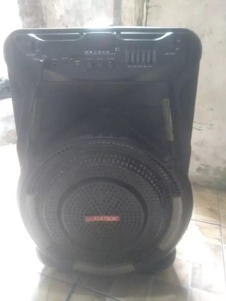 Di jual cepat salon speker akitf merk astron.