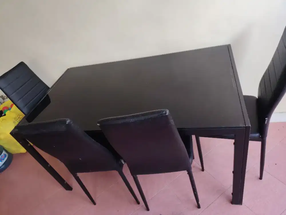 Meja makan dan 4 kursi