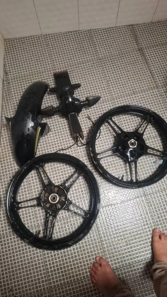 Velg,spakbor depan dan belakang dan kenalpot ori R15 V2