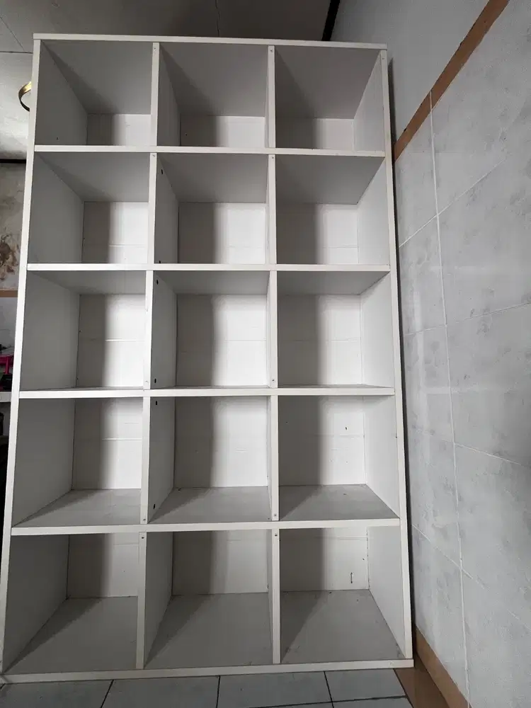 Etalase untuk barang, bahan dari kayu sangat kokoh, keadaan baik