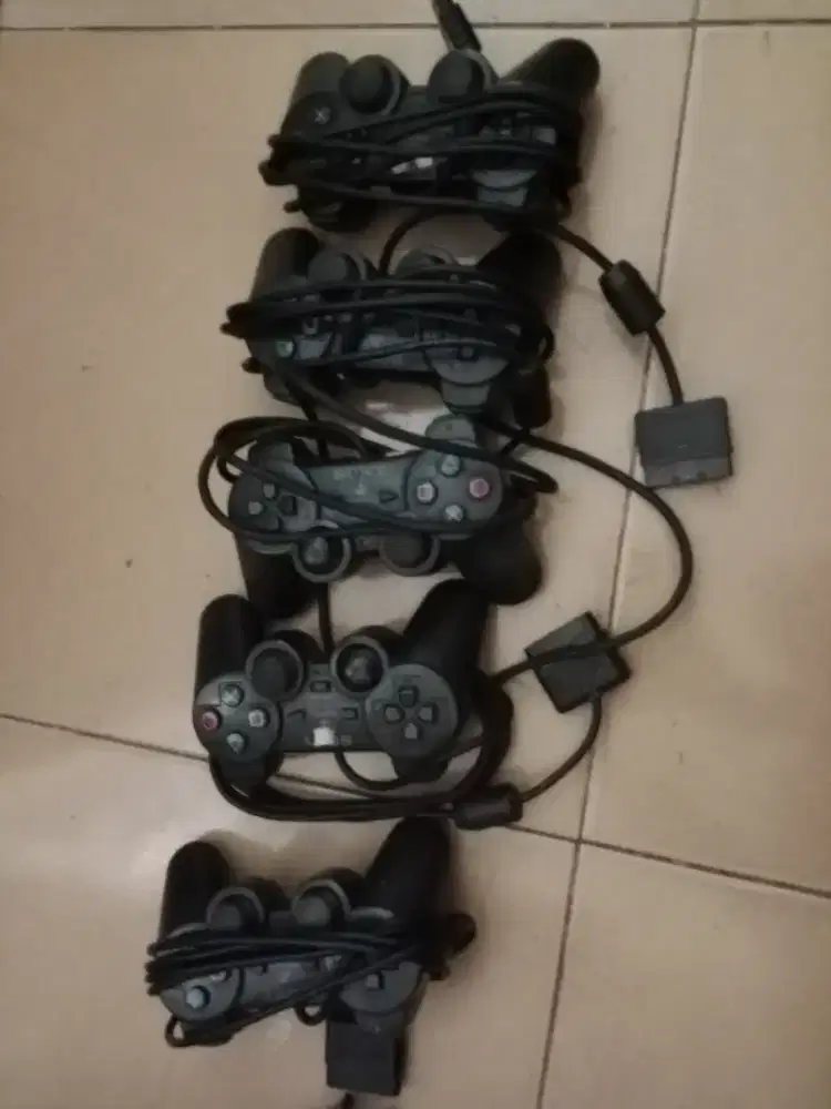 Jual ps2 4 pcs  5 stik kondisi apa adanya perlu servis