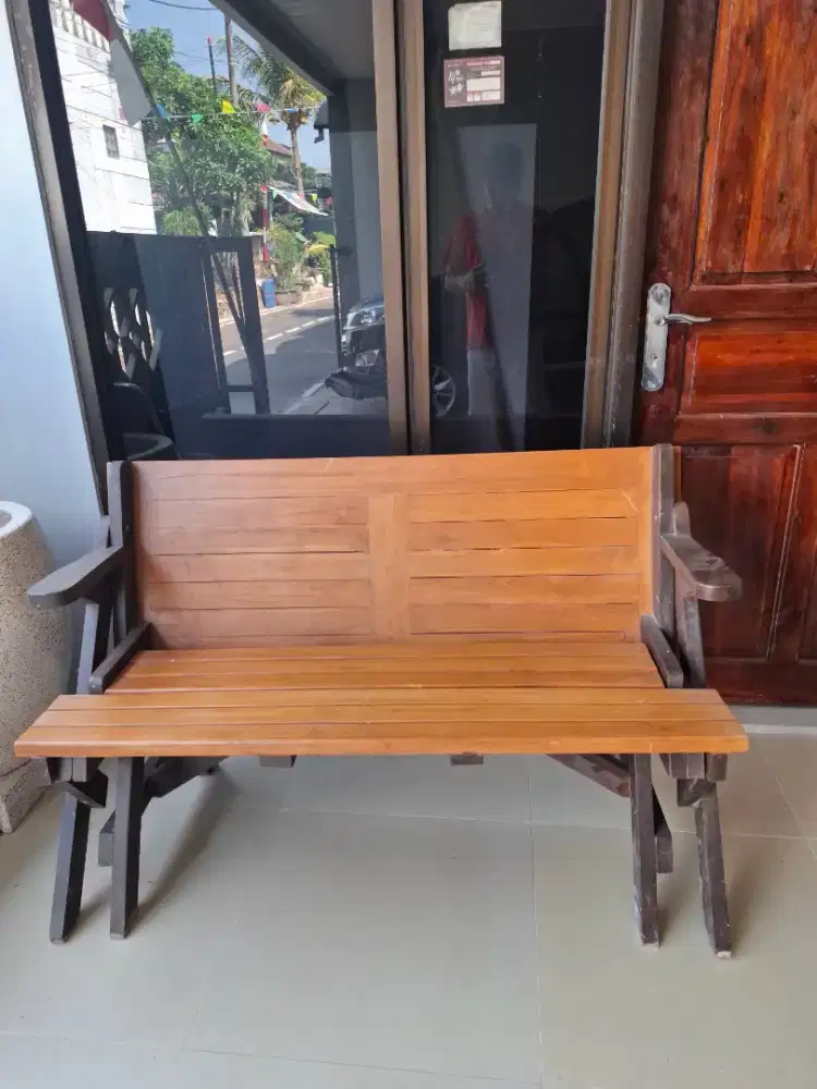 Meja kafe warna coklat woody