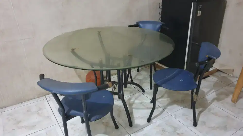 Meja Makan dan Kursi