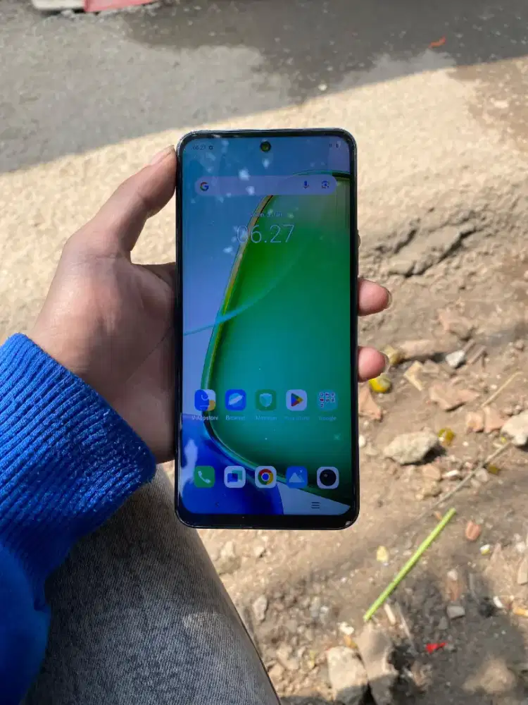 Vivo y28 , ram 8/128gb .