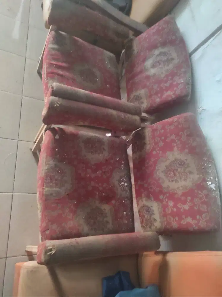 Kursi bekas apa adanya lokasi kesepuhan Cirebon