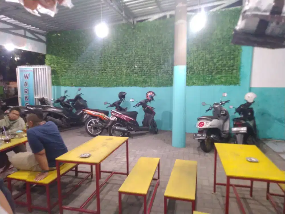 Penjaga warkop khusus cewek
