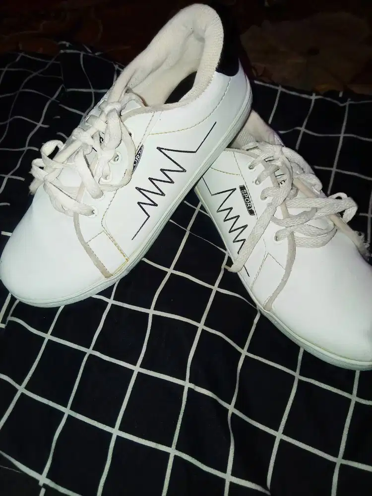 Sepatu wanita sneakers