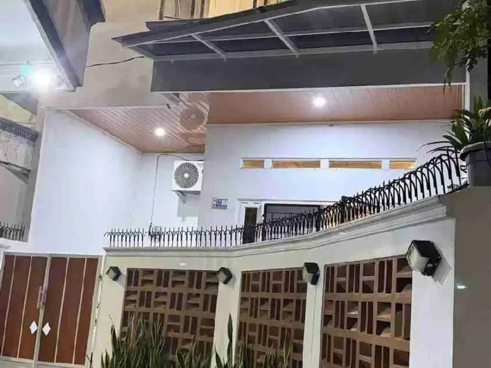 DIJUAL RUMAH 3 LANTAI SEMI FURNISHED LOKASI STRATEGIS