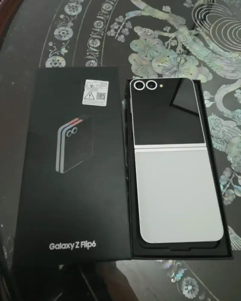 Samsung Galaxy Z flip6 ram 12/512 like new