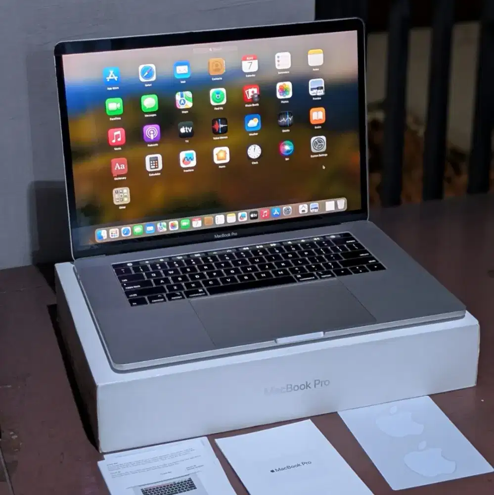 MACBOOK PRO 15” i9 16/512GB 2019 IBOX TUCHBAR FULLSET