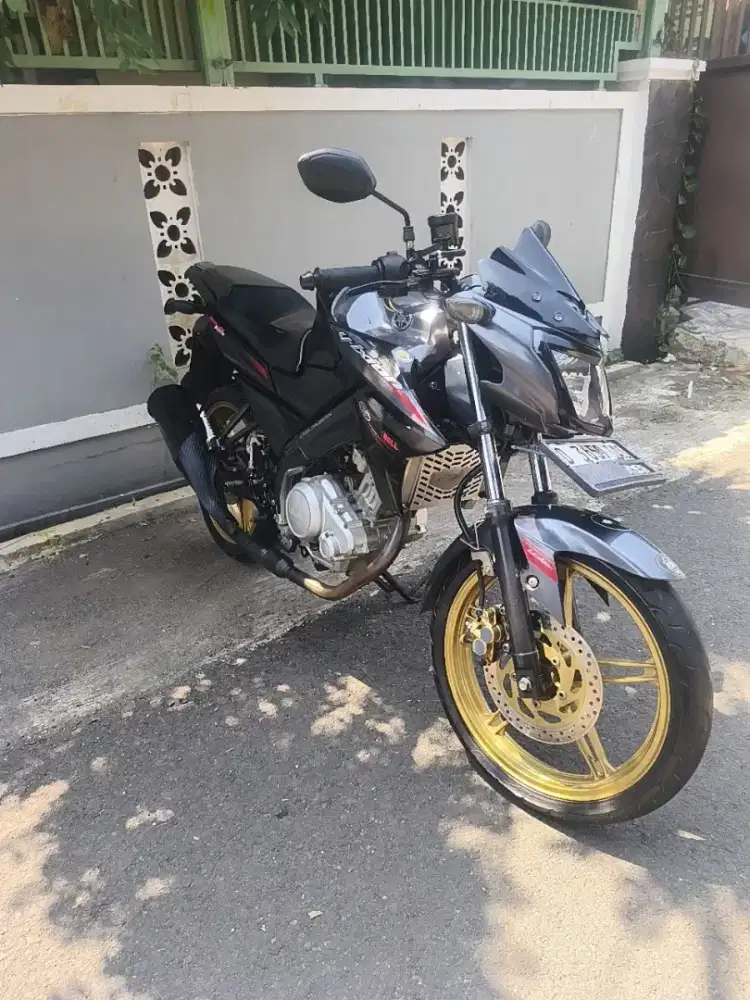 Vixion 2015. Pajak Panjang. Standar. Mulus. Original. MesinOK. Bisa TT