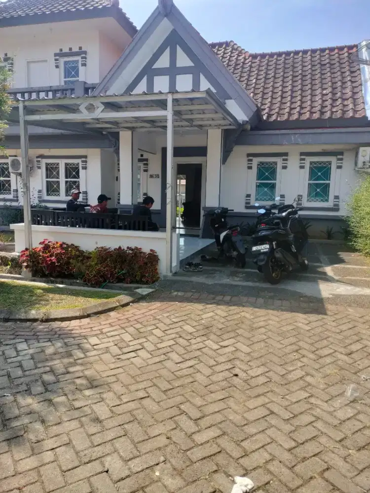 Di jual murah vila mewah siap huni lokasi di kota bunga Cipanas puncak