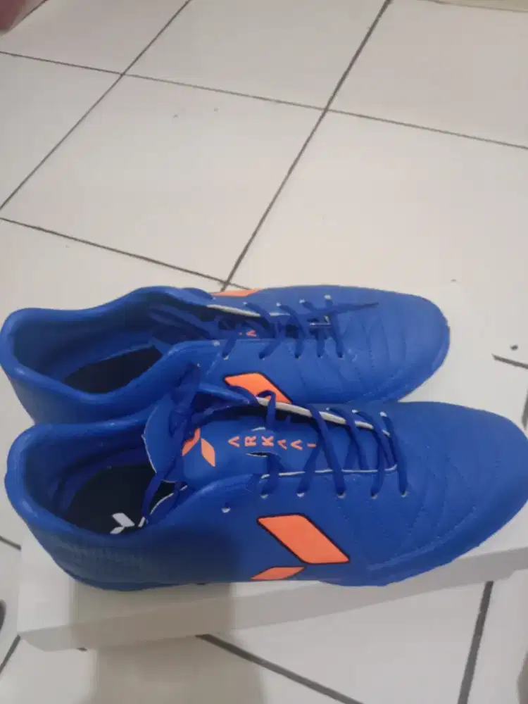 Sepatu Futsal ukuran 40 panjang tapak kaki 25 cm