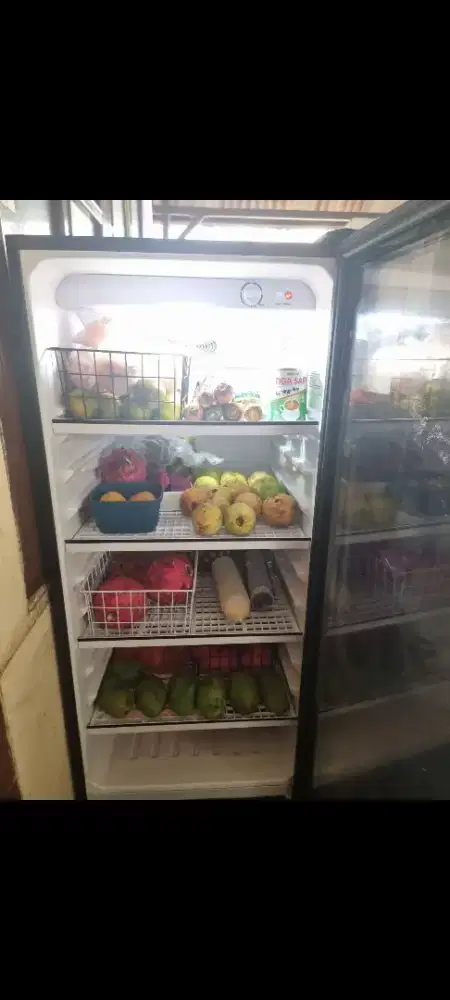 DIJUAL SHOWCASE BEKAS PEMAKAIAN HAMPIR 2 BULAN
