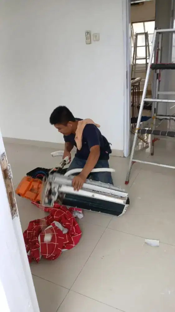 Service ac,bongkar pasang ac,cuci ac,isi freon dll