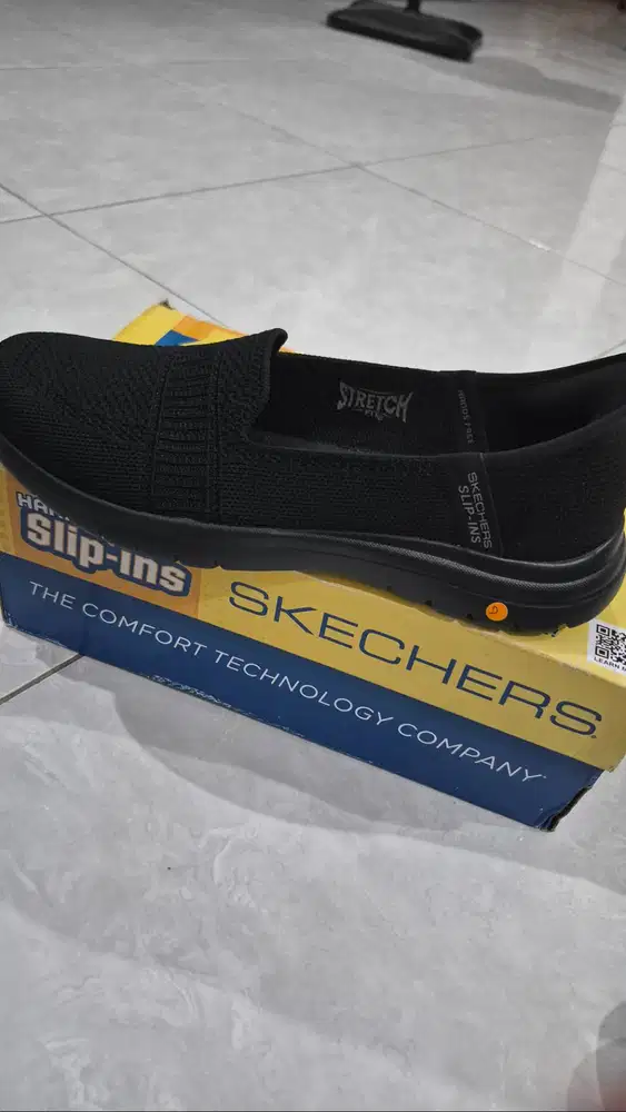 Sepatu skechers wanita slip ins on the go flex camellia