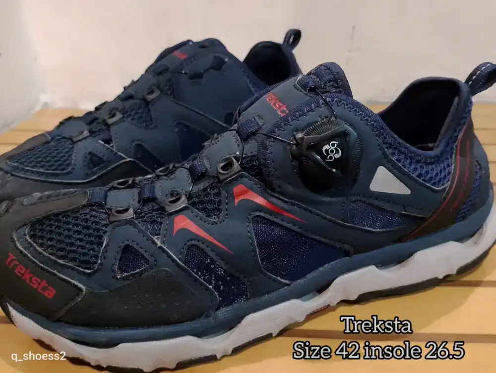 Sepatu sandal TREKSTA