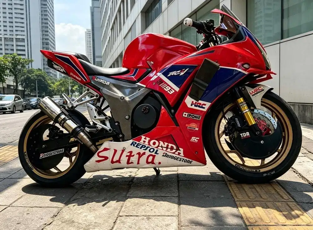 CBR 150 modif moge look. Body & arm pakai full cover. Murah aja..