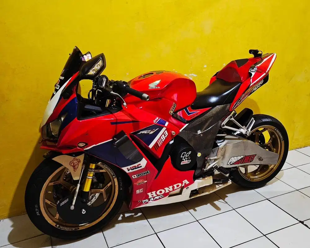 CBR 150 modif moge look. Body & arm pakai full cover. Murah aja..