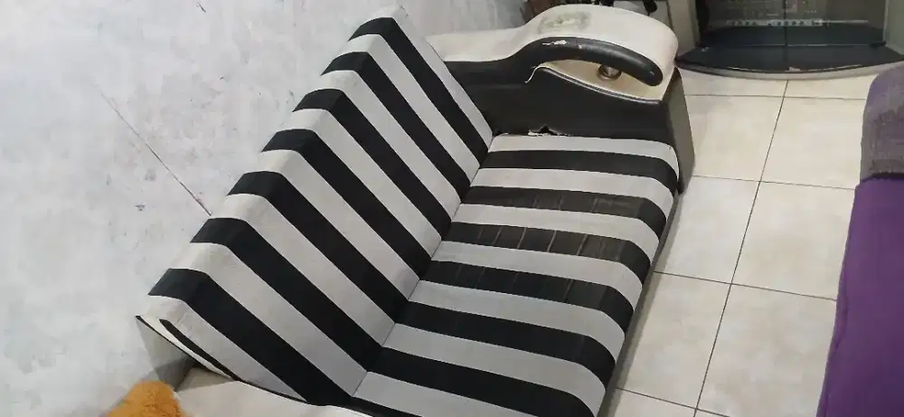 Di jual 2 kursi sofa,kondisi bekas.1jt Nego Lokasi:Cipondoh Tangerang.