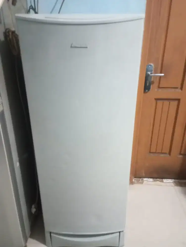 Kulkas 1 pintu merek Aqua