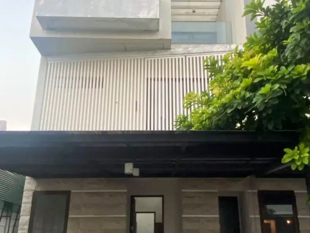 Rumah perlu renovasi 3 lantai di Graha Natura Surabaya