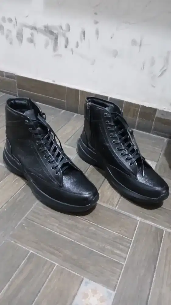 Sepatu Sneakers/Boots Hitam Guin Casalini