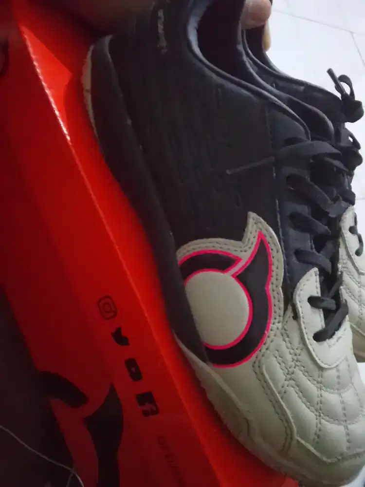 Di jual sepatu futsal size 39 kondisi 98%
