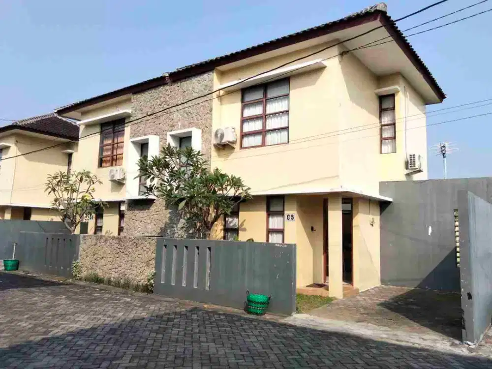 Kontrakan Rumah Cantik 2lt Include Furnished Dekat Jalan Raya