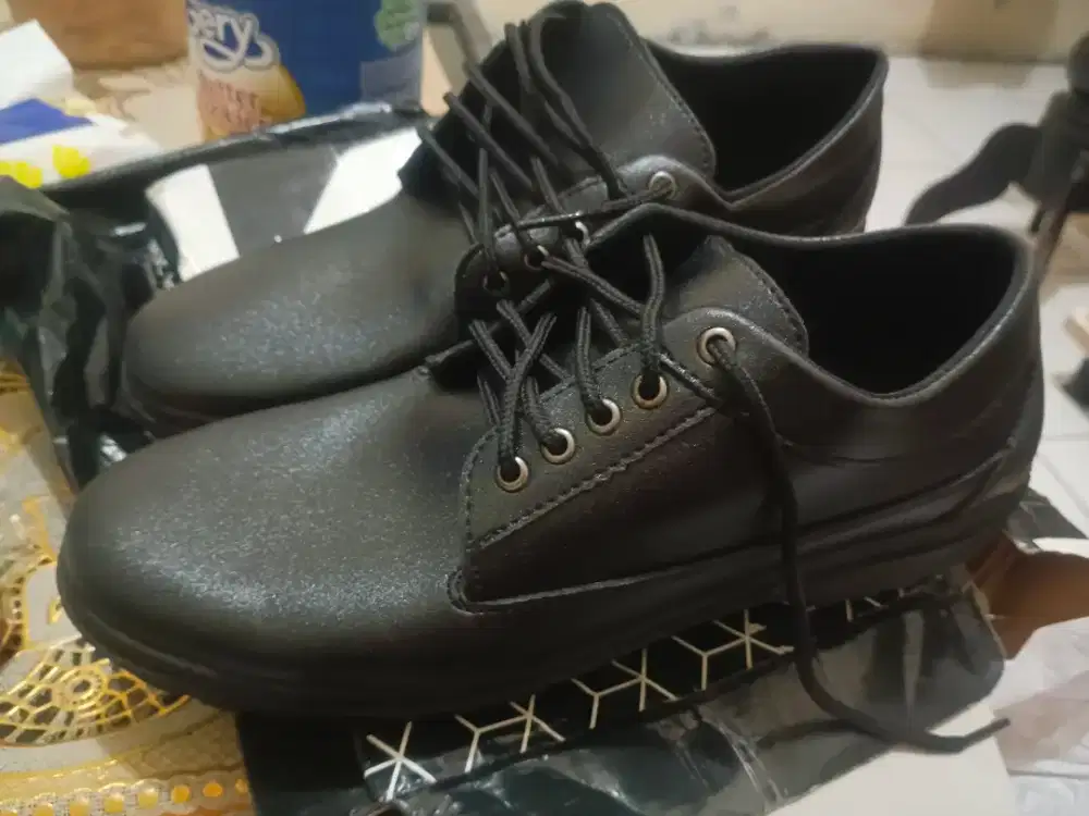 Sepatu warna hitam