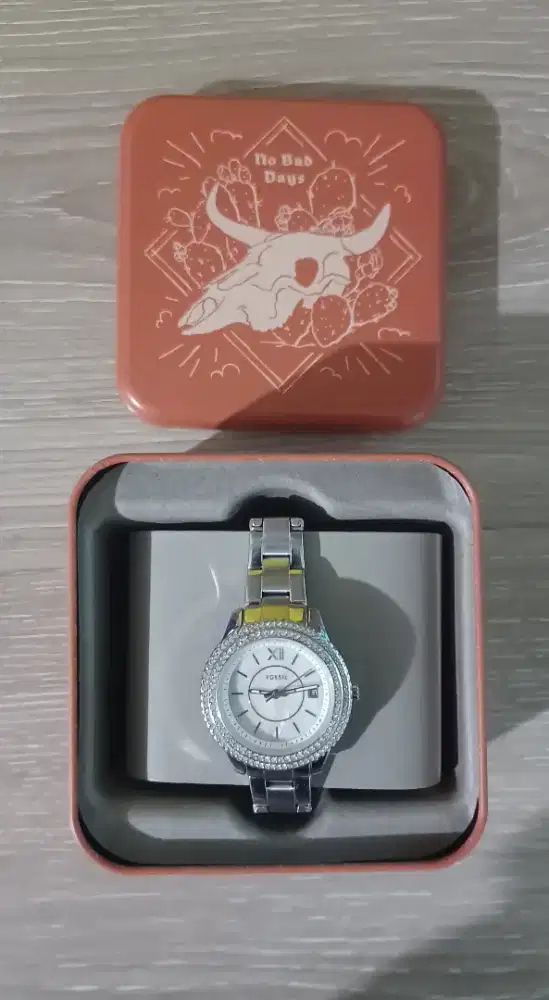 Dijual jam tangan wanita merk Fossil