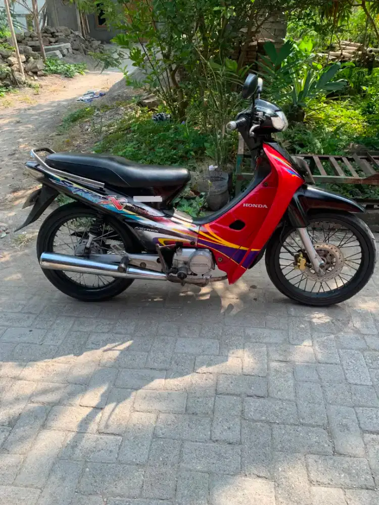 supra 2004 warna merah hitam