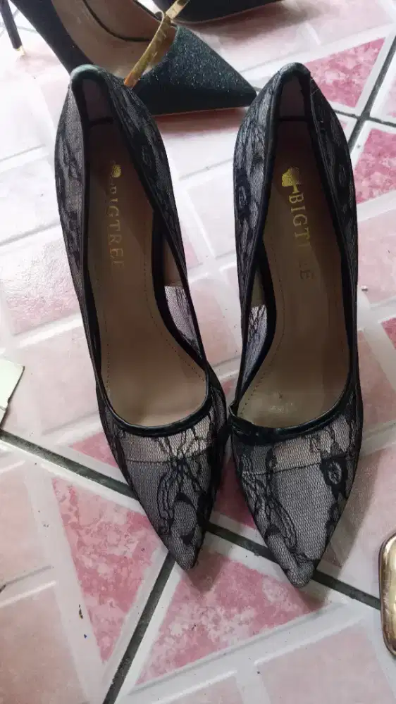 Sepatu bekas pakai 3x