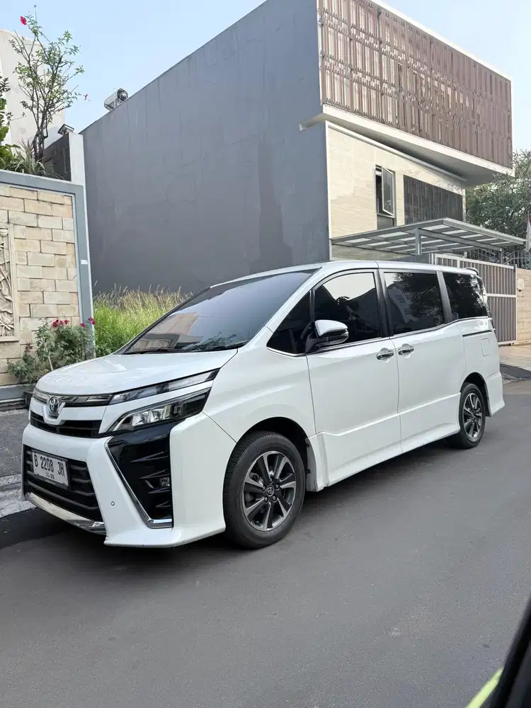 Km 60rb Toyota Voxy 2018 AT antik