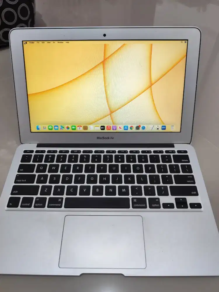 Laptop macbook warna silver