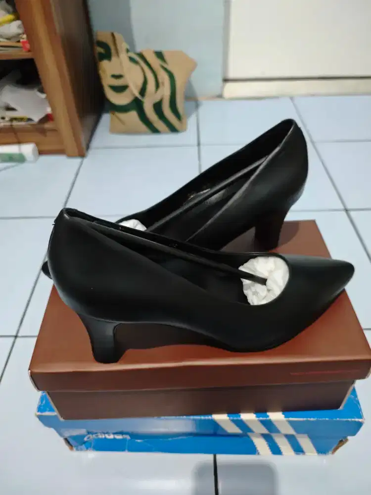 Pantofel wanita Andre Valentino buat kerja