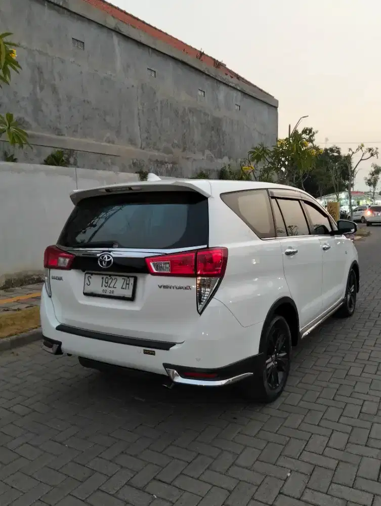 Toyota Venturer.. kondisi original mulus siap pakai..