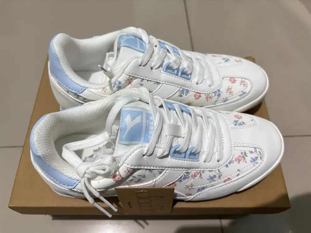 New, DIADORA ROVIRE WOMENS LIFESTYLE SHOES - white blue
