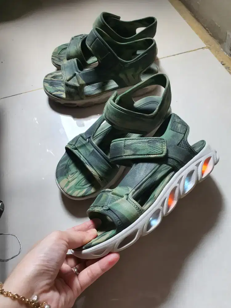 Sendal merk skechers army dgn lampu