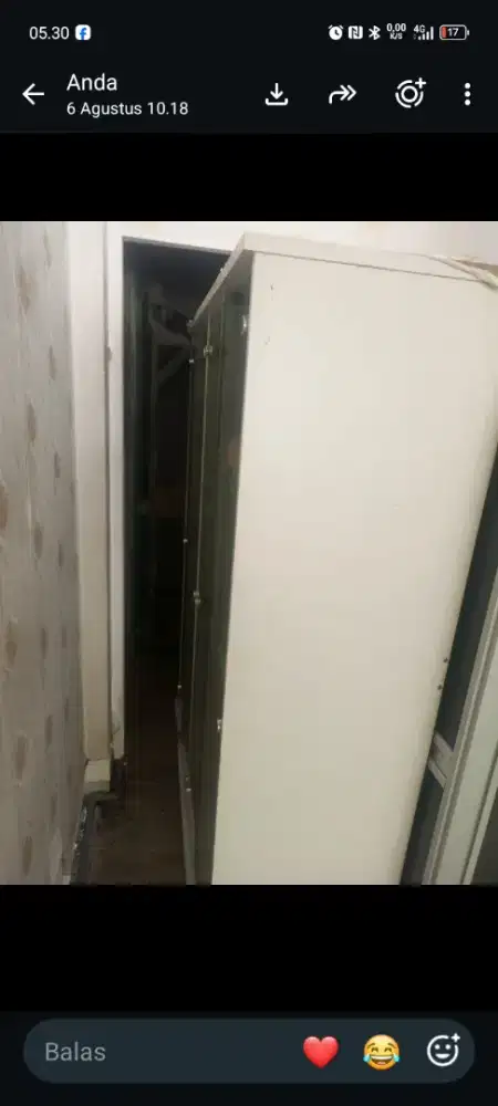 Lemari Kaca Full Gantungan