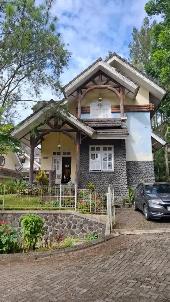 Di jual murah vila siap huni 2 lantai lokasi di kota bunga Cipanas