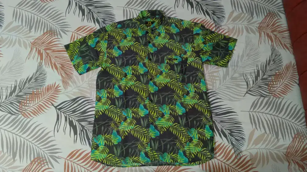 Kemeja bermotif