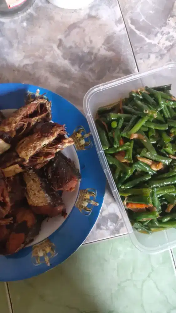 Karyawan wanita yang bisa masak