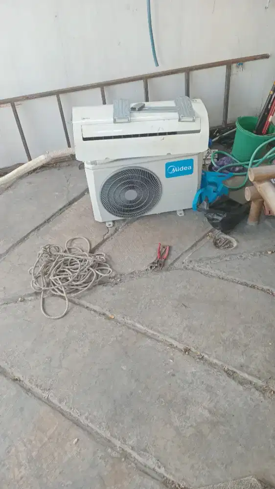 Bismillah jual ac midea 1/2 pk kondisi masih jos