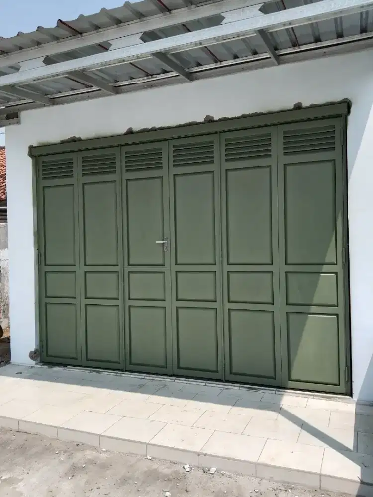 Pintu garasi lipat