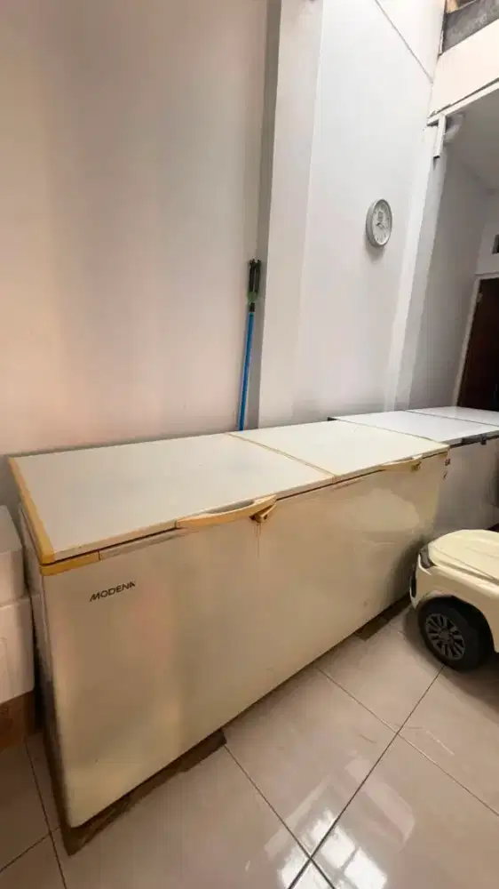 Freezer modena bekas
