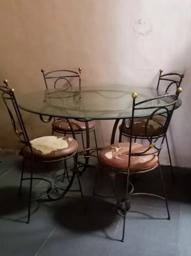 1 set meja makan beserta kursi